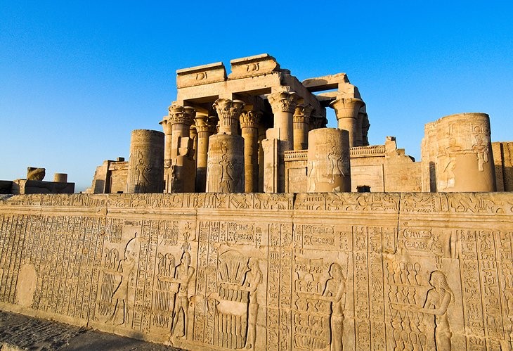 egypt-kom-ombo-temple-hieroglyphic-reliefs-at-entry