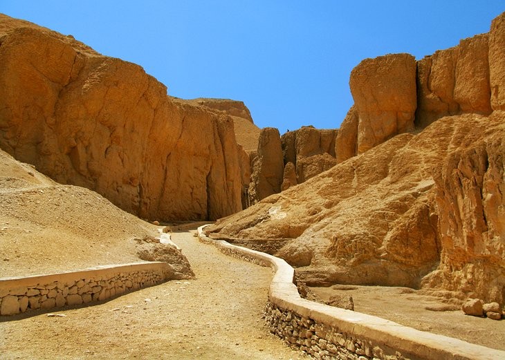 egypt-valley-of-the-king-entrance-walkway